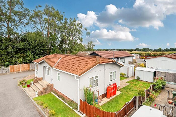 2 Bedroom Mobile/park Home For Sale In Bletchenden Road, Headcorn, Ashford, TN27