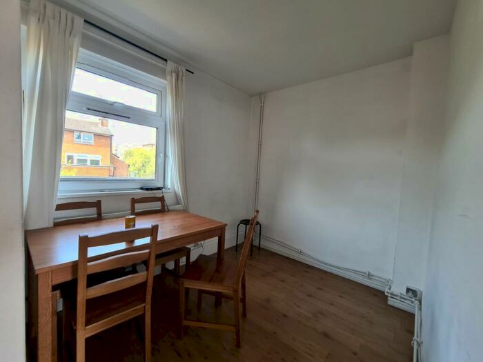 3 Bedroom Flat To Rent In Detling House, SE17