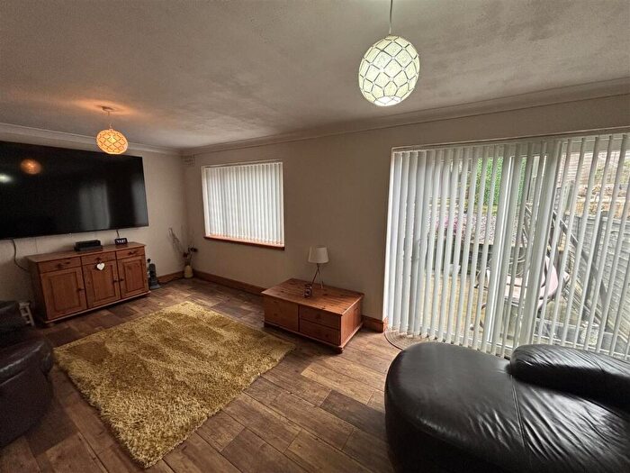 3 Bedroom Semi Detached House For Sale In Hudson Close, Leicester, LE3