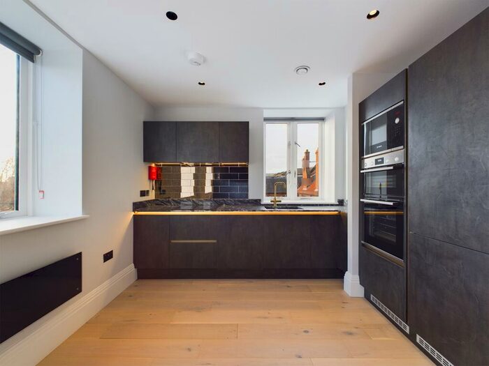 2 Bedroom Apartment To Rent In Belvedere, Kings Buildings, HU1