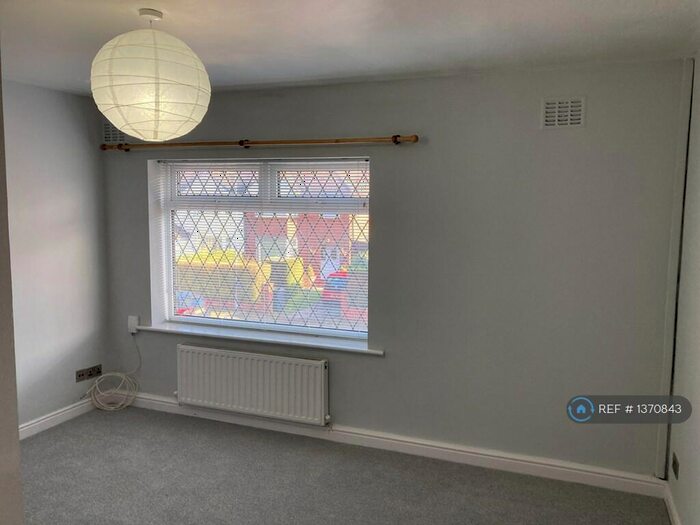 2 Bedroom Flat To Rent In Sandy Lane, Prestwich, M25