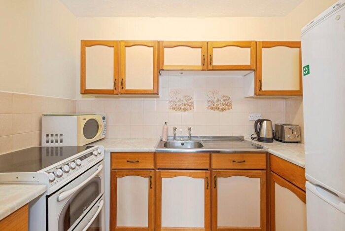 1 Bedroom Flat For Sale In Holly Court, Belmont Road, Leatherhead, Surrey, KT22