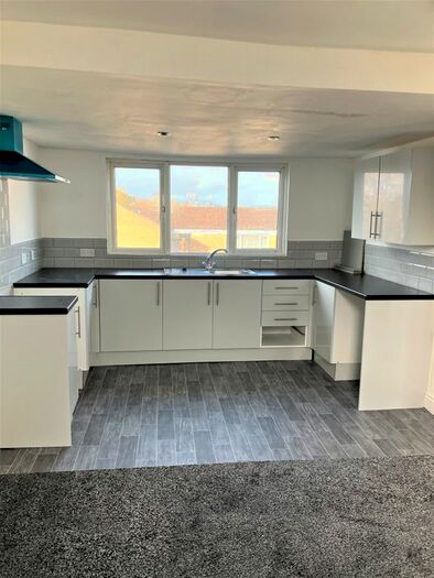 3 Bedroom Flat To Rent In Penarth Road, Grangetown, Cardiff, CF11