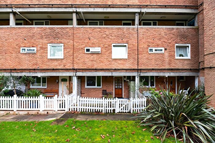 3 Bedroom Flat For Sale In Lydney Close, London, SW19
