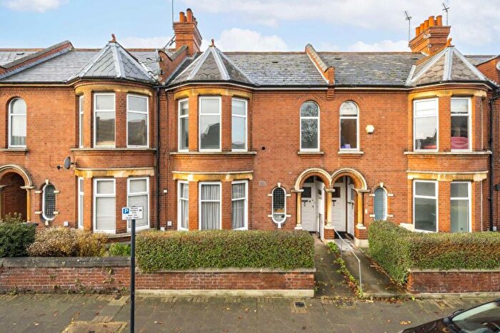 3 Bedroom Flat To Rent In Telferscot Road, Balham, SW12