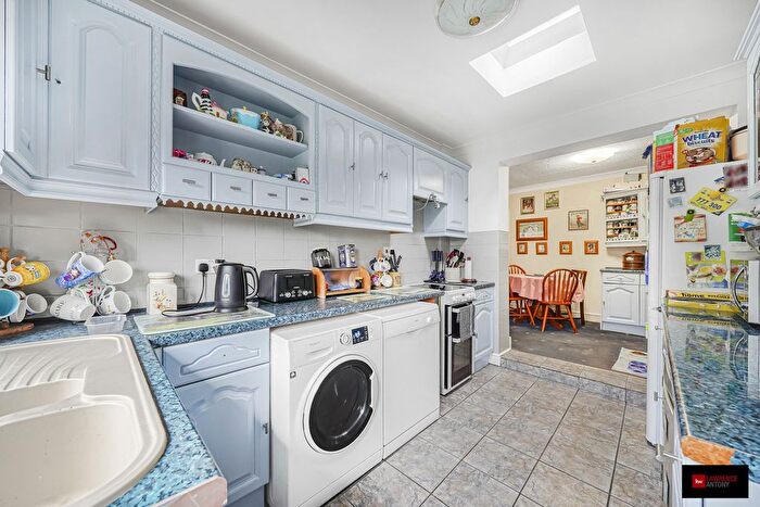 5 Bedroom Semi-detached House For Sale In Weir Gardens, Rayleigh, SS6