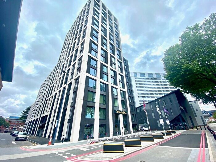 2 Bedroom Flat To Rent In St Martins Place, Broad Street, Birmingham, West Midlands, B15
