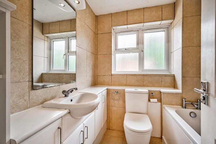 2 Bedroom Apartment To Rent In Falcon Way, Wanstead, E11