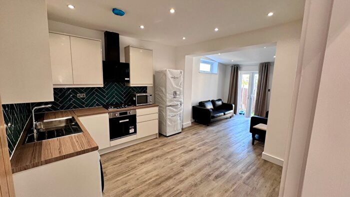2 Bedroom Maisonette To Rent In Selborne Gardens, London, NW4