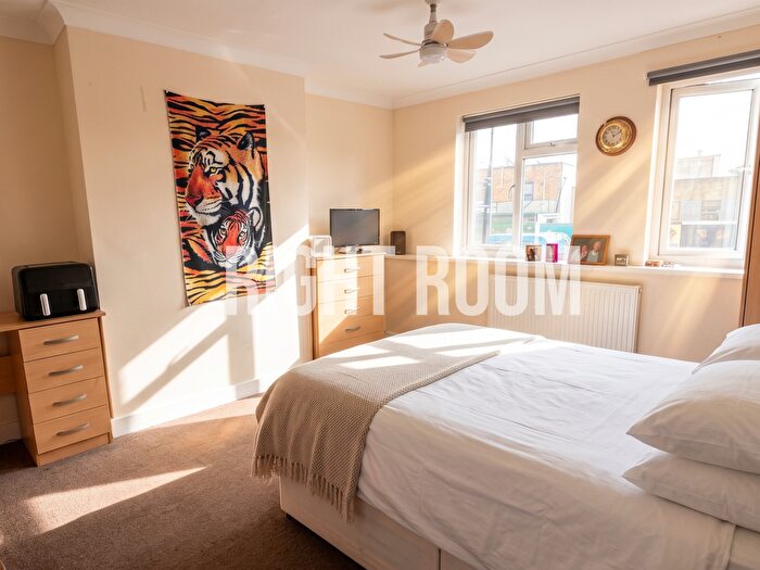 6 Bedroom Flat To Rent In Bed Apartment, Portswood Road, Southampton, SO17