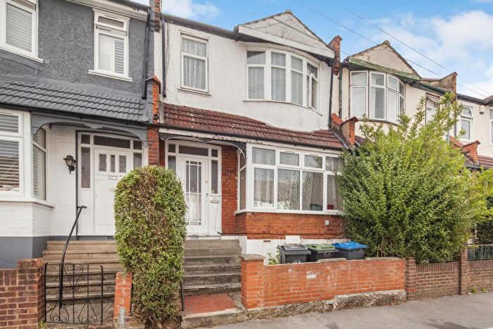 3 Bedroom Flat To Rent In Hythe Road Thornton Heath, CR7