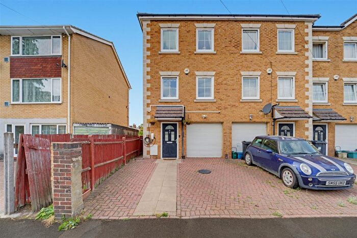 4 Bedroom End Terrace House For Sale In Corban Road, Hounslow, TW3