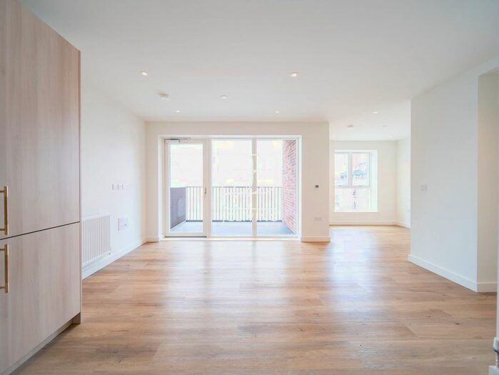 Studio To Rent In Clarendon, N8