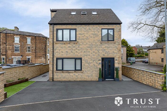 3 Bedroom Detached House For Sale In School Street, Cleckheaton, BD19