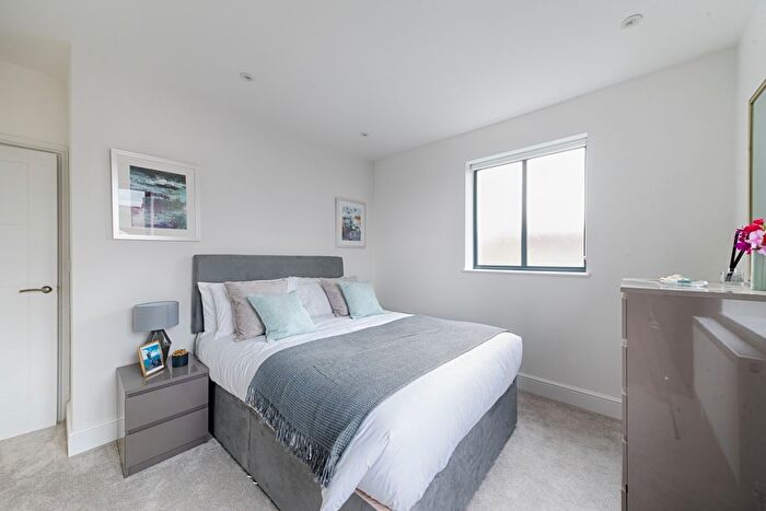 1 Bedroom Flat For Sale In Vicarage Court, Watford, WD18