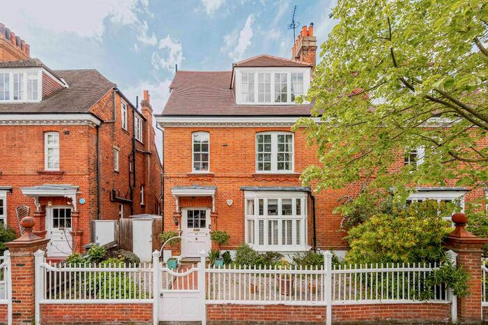 3 Bedroom Flat To Rent In Priory Avenue, Chiswick, W4