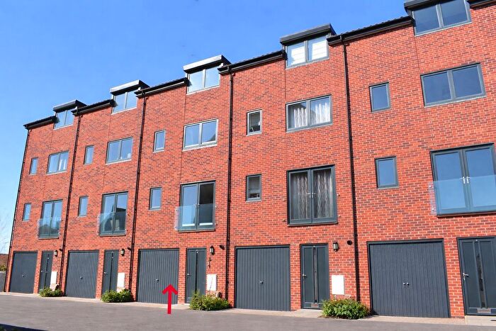 4 Bedroom Terraced House For Sale In Bainbridge Court, Newark, NG24