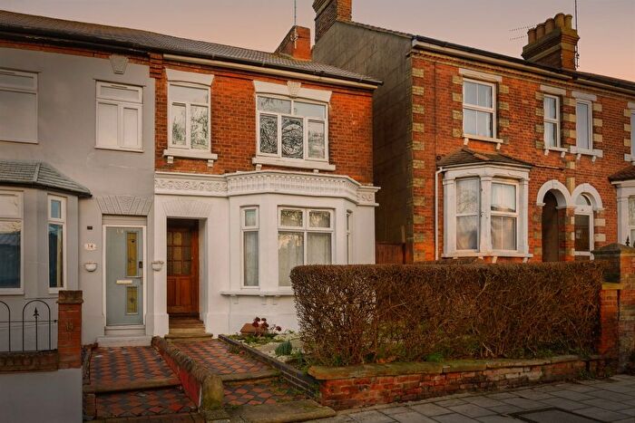 3 Bedroom Semi-Detached House For Sale In Bierton Road, Aylesbury, HP20