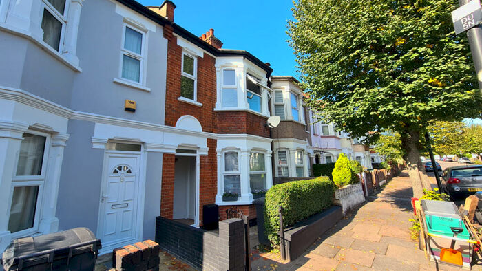 3 Bedroom Maisonette To Rent In Dunbar Road, Wood Green, London, N22