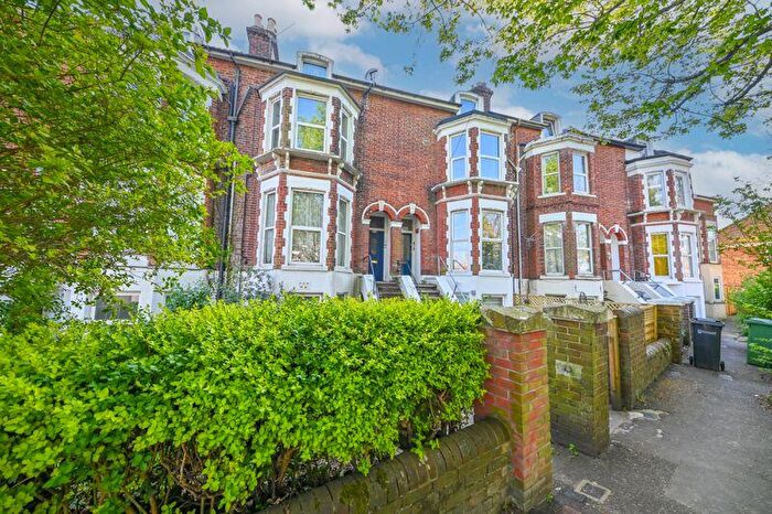 2 Bedroom Flat To Rent In Portsmouth Road, Portsmouth, PO6