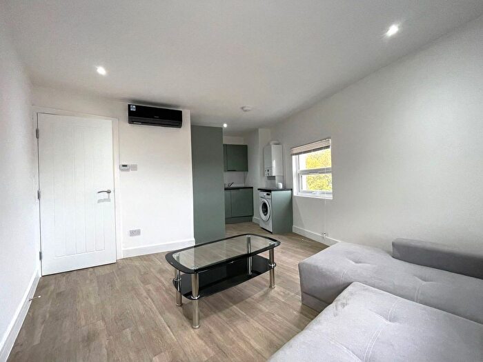 1 Bedroom Flat To Rent In Battersea Park Road, London, SW8