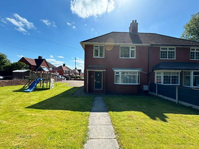 3 Bedroom Semi-Detached House To Rent In Southfield Drive, Westhoughton, Bolton., BL5