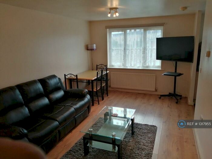 1 Bedroom Flat To Rent In Aspen Court, Ilford, IG5