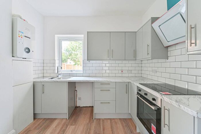 2 Bedroom Flat To Rent In Spring Lane, Norwood, London, SE25