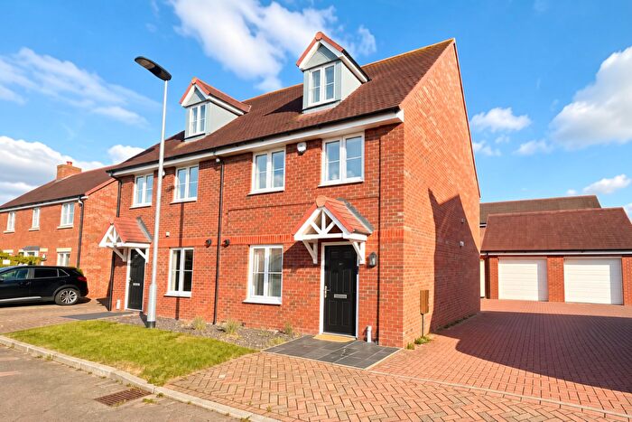 4 Bedroom Semi-Detached House For Sale In Juniper Mead, Stotfold, Hitchin, SG5