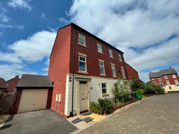 4 Bedroom Semi-Detached House To Rent In Weaving Gardens, Nottingham, NG5