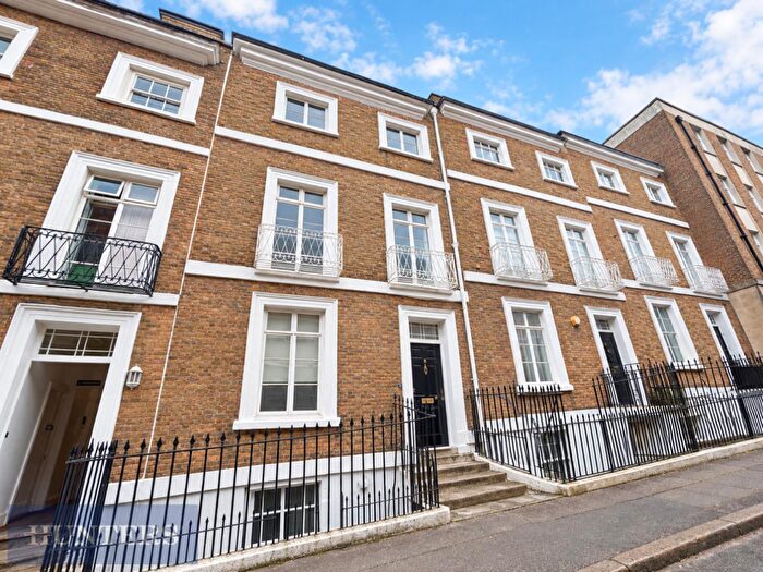 2 Bedroom Flat To Rent In Northernhay Place, Exeter, EX4