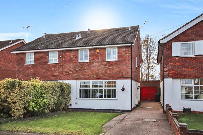 3 Bedroom Semi Detached House For Sale In Dingle Road, Rushden, NN10