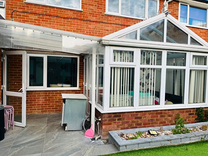 4 Bedroom Semi-detached House To Rent In Barry Avenue, Bicester, OX26