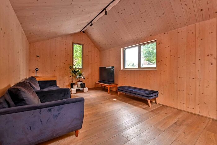 1 Bedroom Detached House To Rent In Cleveleys Road, Clapton, London, E5