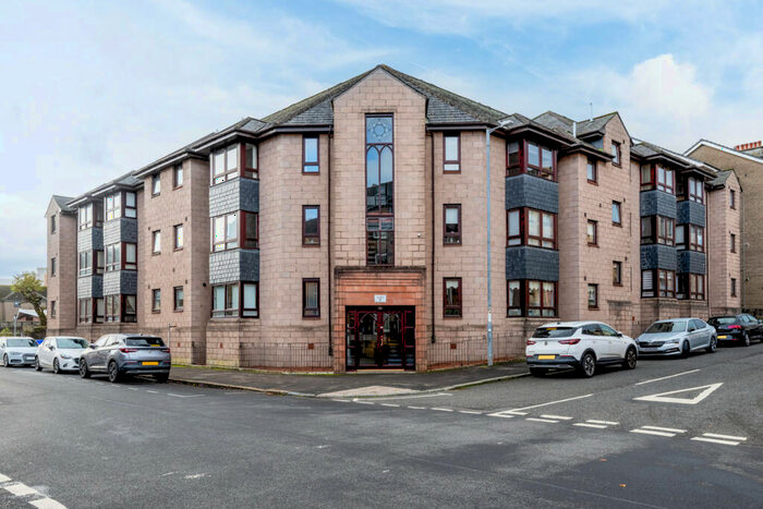 2 Bedroom Flat To Rent In Greenbank Gardens, Greenock, PA16