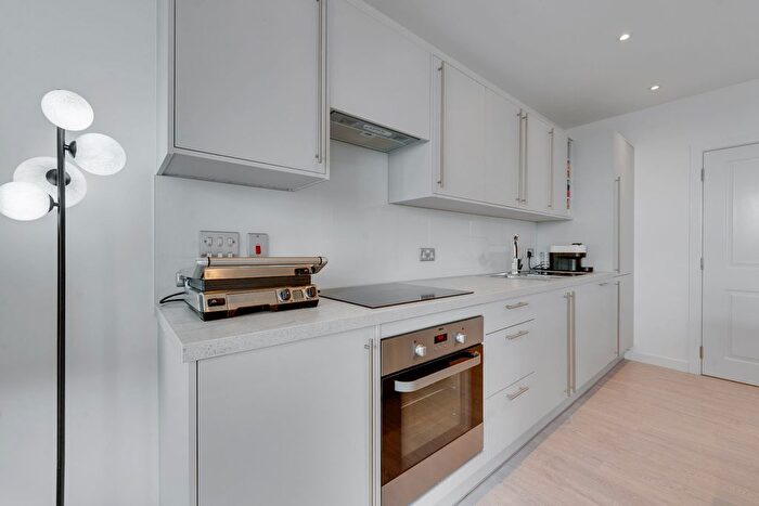1 Bedroom Flat For Sale In Dawson Apartments, Kings Hill, Barking, IG11