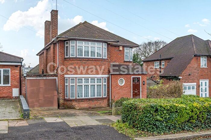 4 Bedroom Detached House For Sale In Blackwell Gardens, Edgware, HA8