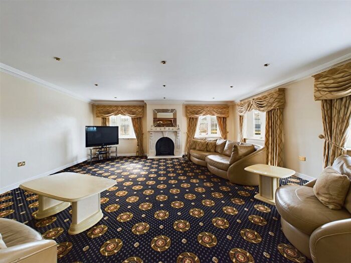 6 Bedroom Property To Rent In Peeks Brook Lane, Horley, RH6