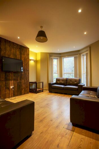 9 Bedroom Semi-Detached House To Rent In Amherst Road, Fallowfield, M14