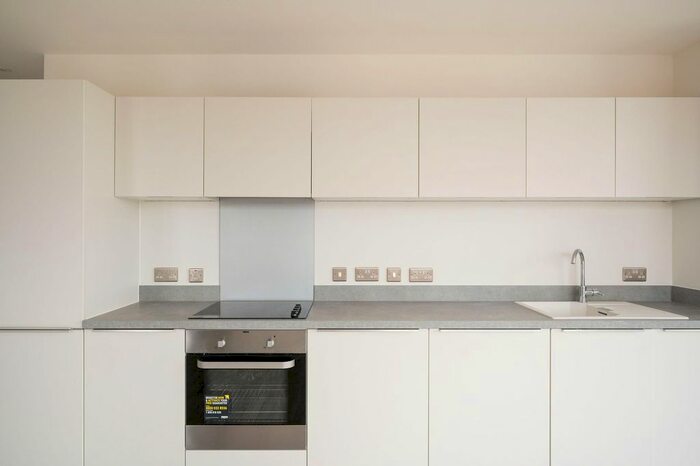 2 Bedroom Flat To Rent In Gillingham Gate Road, Chatham, ME4