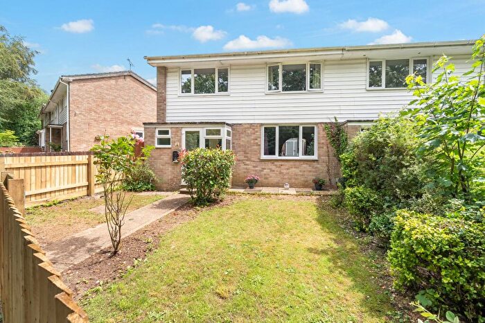 3 Bedroom End Of Terrace House For Sale In Collins Close, Charlton, SP10