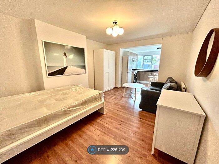 Studio To Rent In Daniel Place, London, NW4