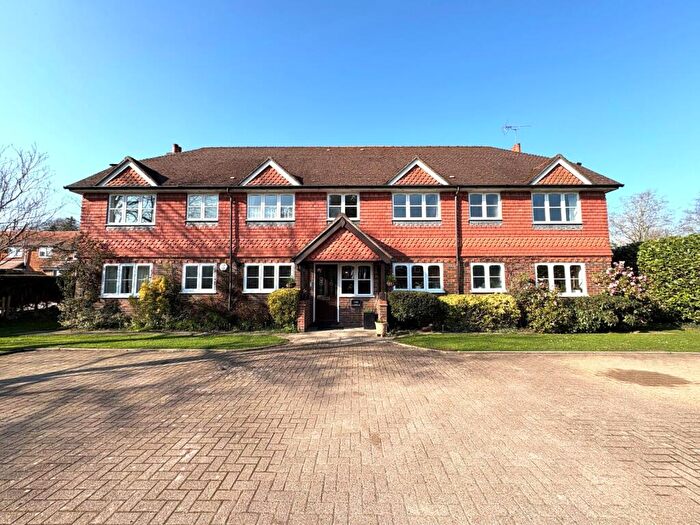 2 Bedroom Apartment For Sale In Beavers Close, Farnham, Surrey, GU9