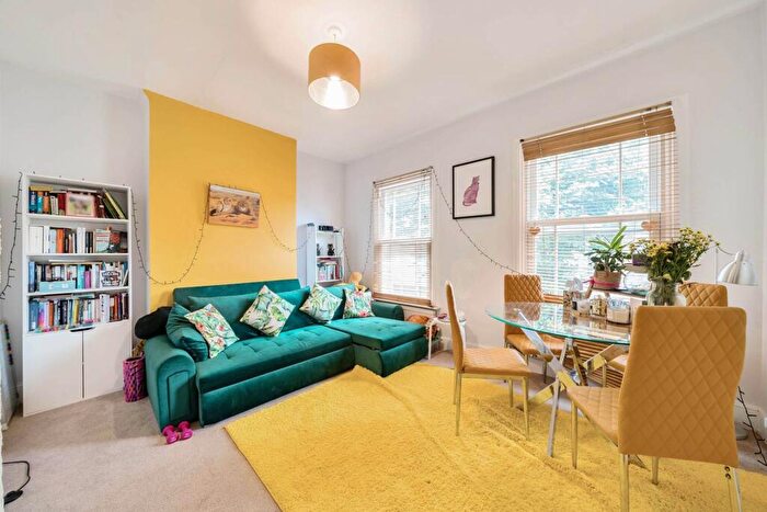 1 Bedroom Flat To Rent In Ashbury Road, Shaftesbury Estate, London, SW11