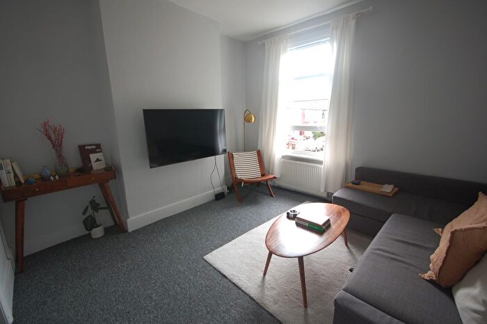 2 Bedroom Maisonette To Rent In Chiswick Lane, London, W4