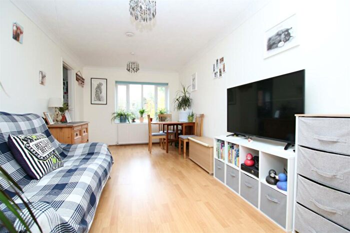 2 Bedroom Flat For Sale In Fishers Court, Horsham, RH12