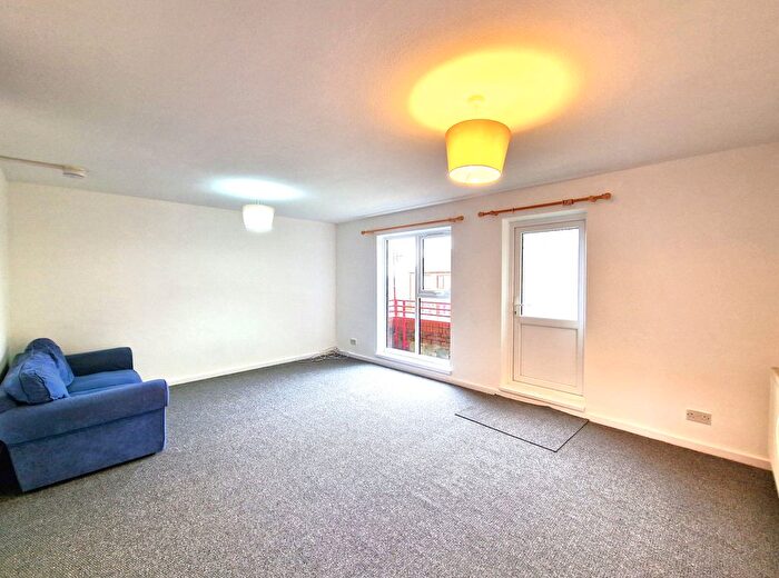 2 Bedroom Flat For Sale In Downs Road, Luton, LU1