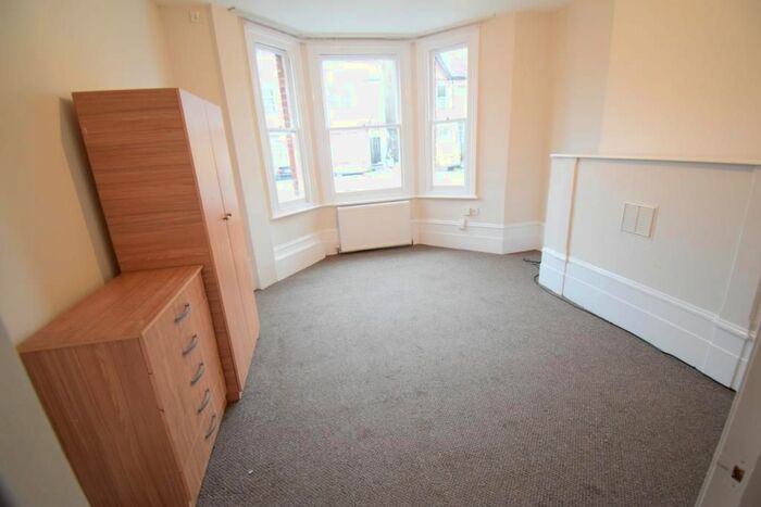 2 Bedroom Flat To Rent In Gordon Road, West Ealing, London, W13