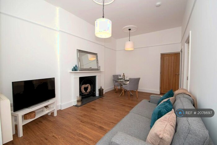 2 Bedroom Flat To Rent In High Street Alton, Alton, GU34