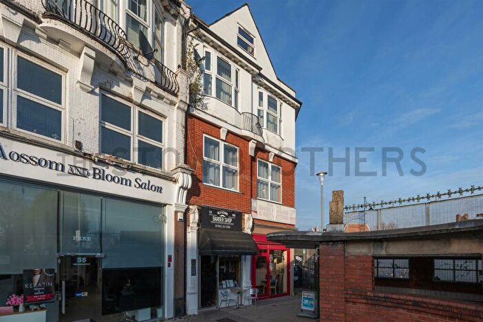 2 Bedroom Flat To Rent In The Broadway, Woodford Green, IG8